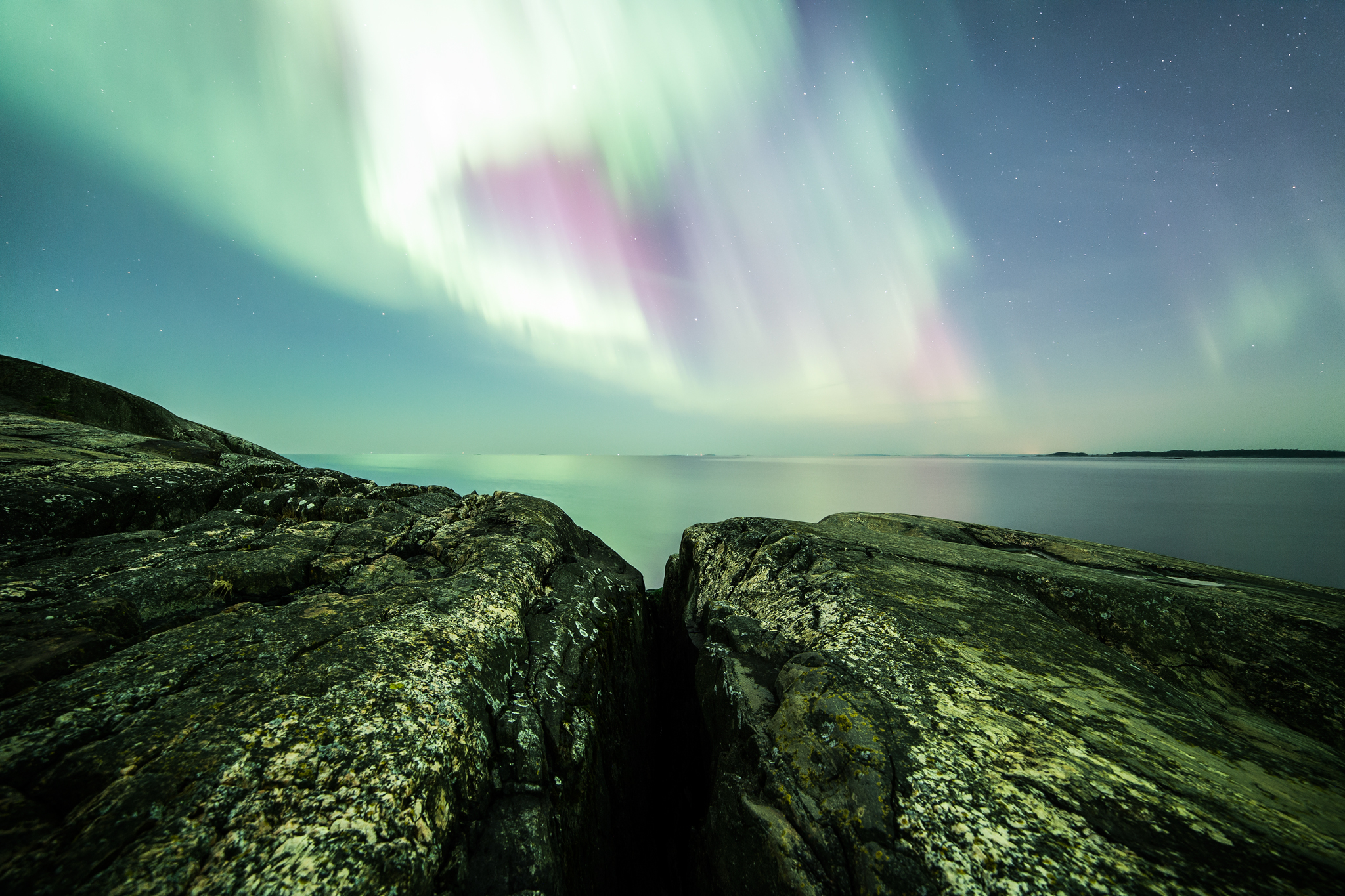 Каменный северный рай. Северное сияние фото. Северное сияние фото реальное. Северное сияние в Финляндии обои.