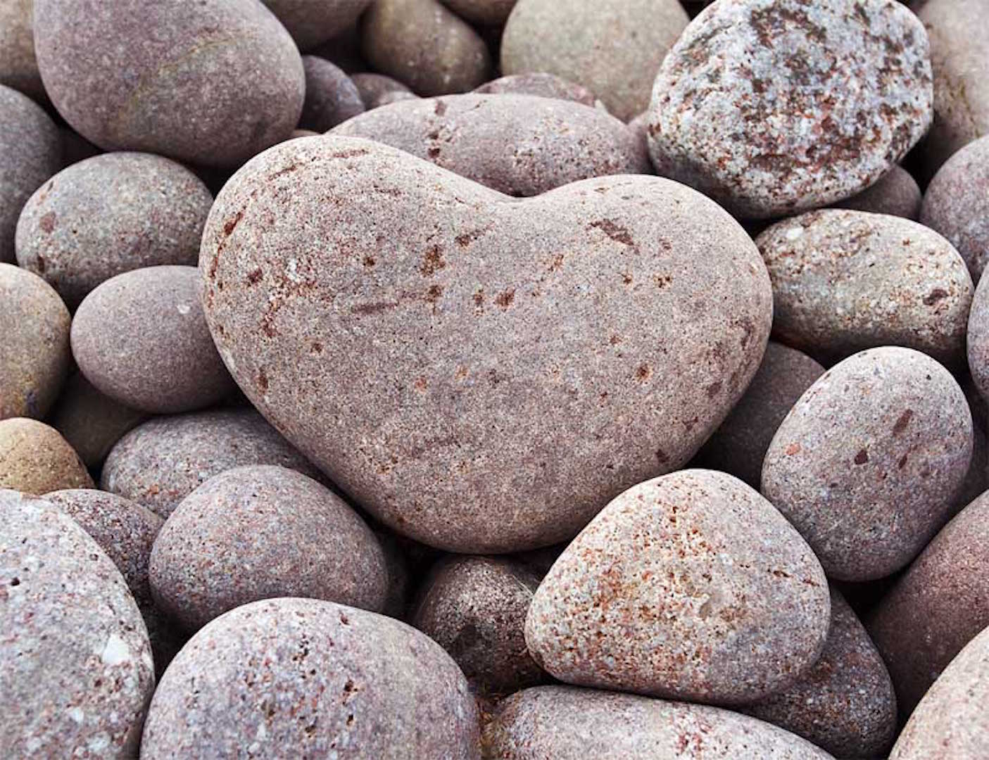 Сердце не камень человек. Каменное сердце. Сердце из камня. Сердце из камешков. Сердечко из камней.