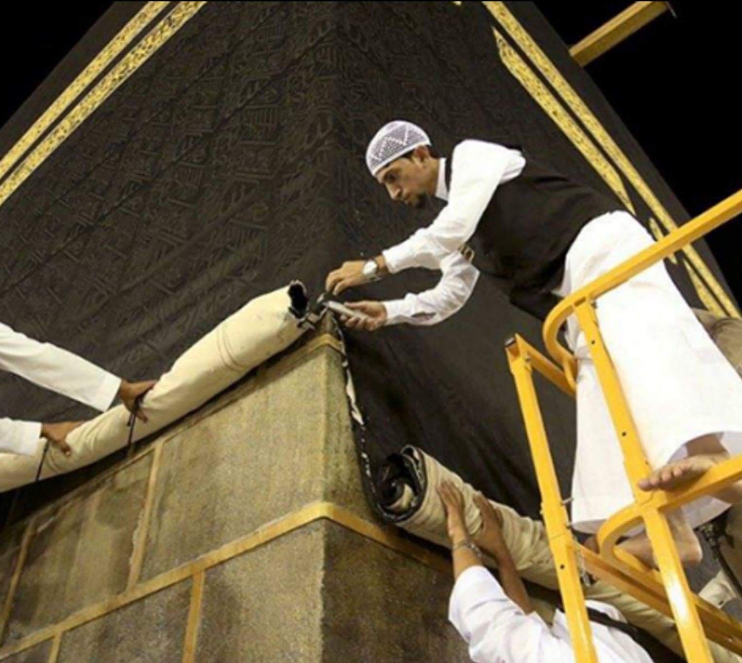 Как выглядит кааба. Черный камень Каабы. Священный камень мусульман в Мекке. Что внутри Каабы в Мекке. Мекка куб Кааба внутри.