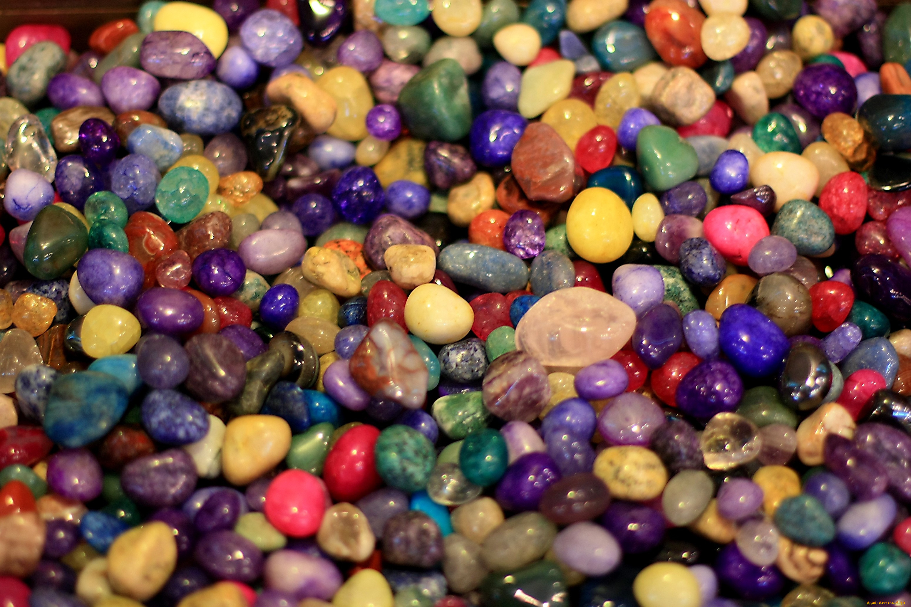 Россыпь самоцветов. Разноцветные камни. Цветные камешки. Разноцветные камушки. Россыпь цветных камней.