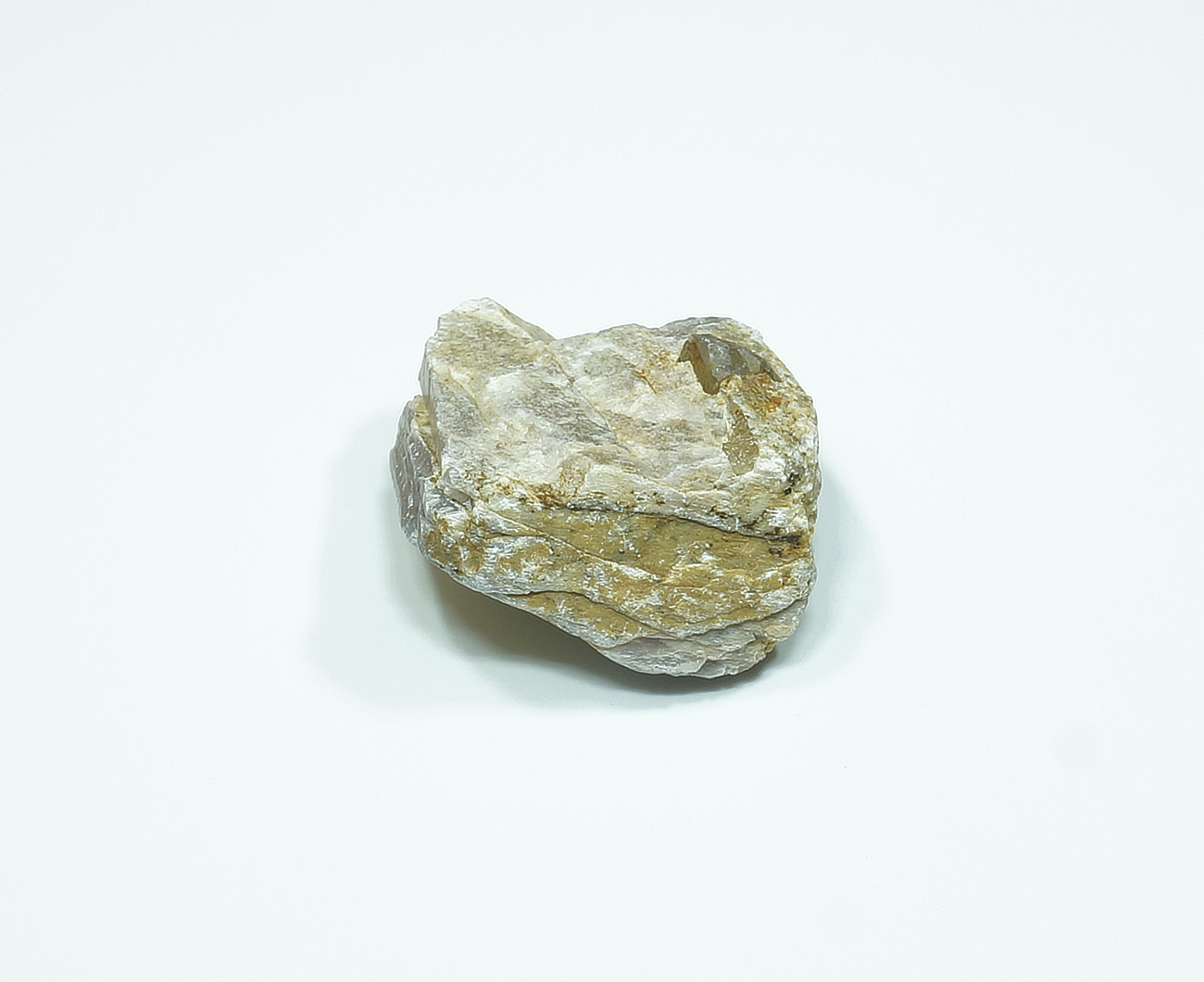 Как выглядит слюда. Слюда-мусковит минерал. Мусковит (белая калиевая слюда). Слюда мусковит камень. Серицит мусковит.