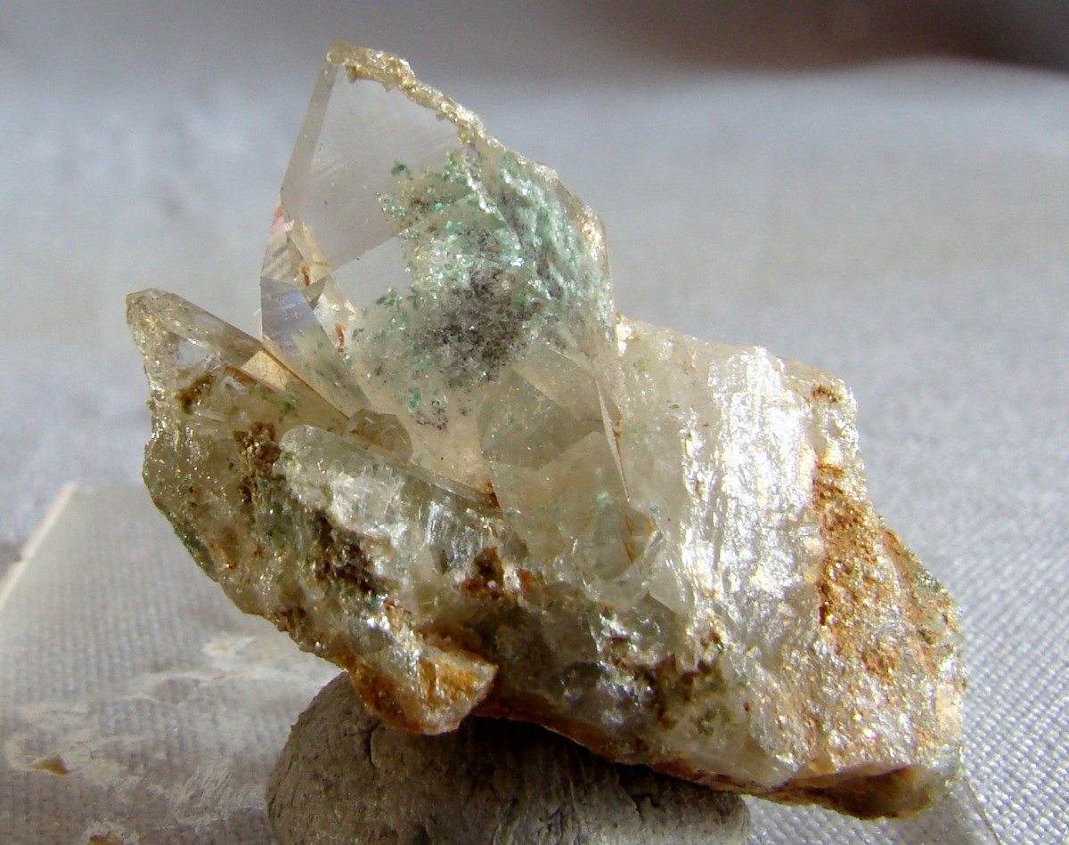 Слюда это минерал или горная. Минералы кварц, мусковит. Слюда-мусковит минерал. Мусковит (белая калиевая слюда). Слюда мусковит камень.