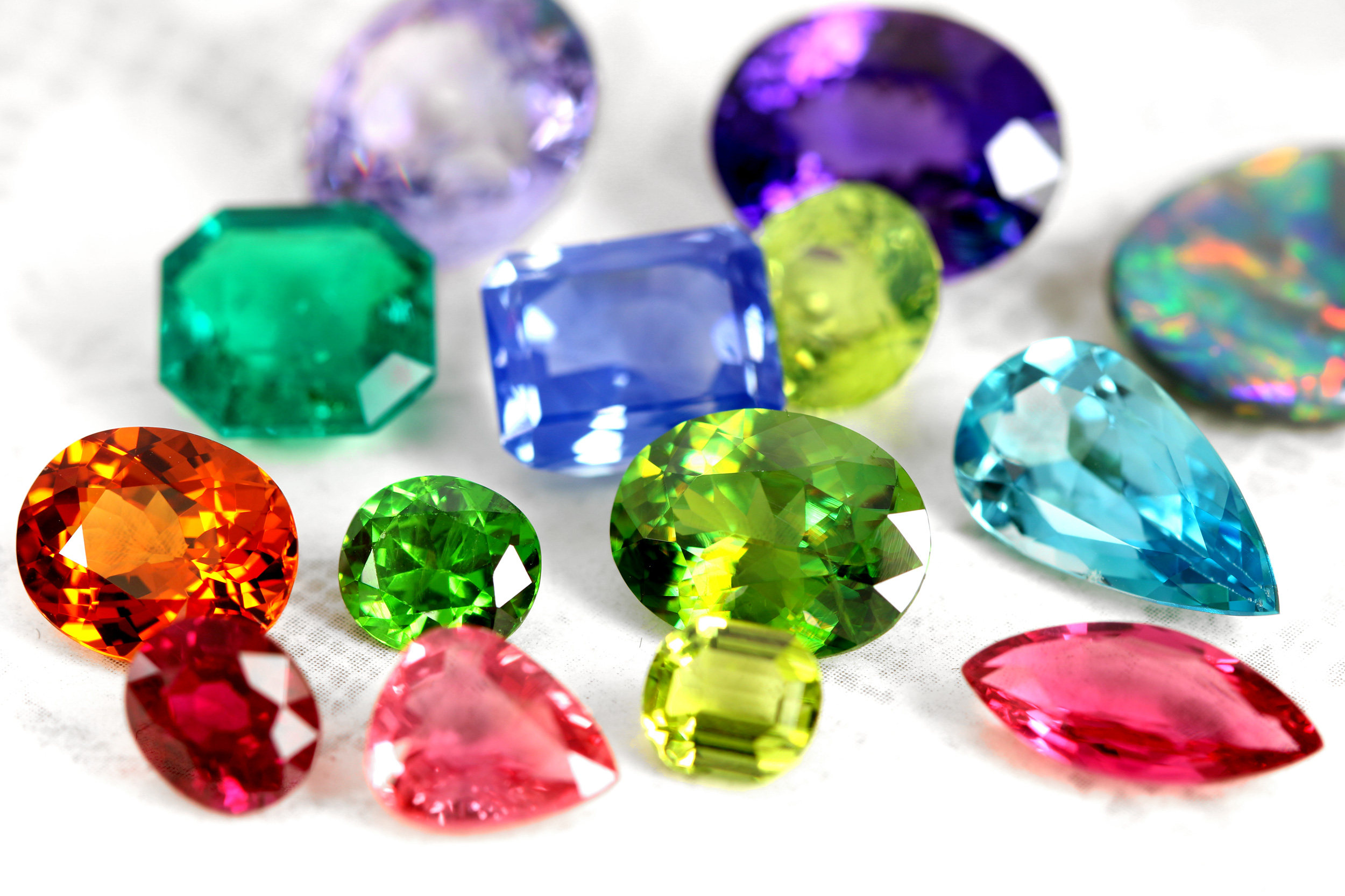 Драгоценные самоцветы. Драгоценные камни. Ювелирные камни. Разноцветные драгоценные камни. Цветные камни ювелирные.