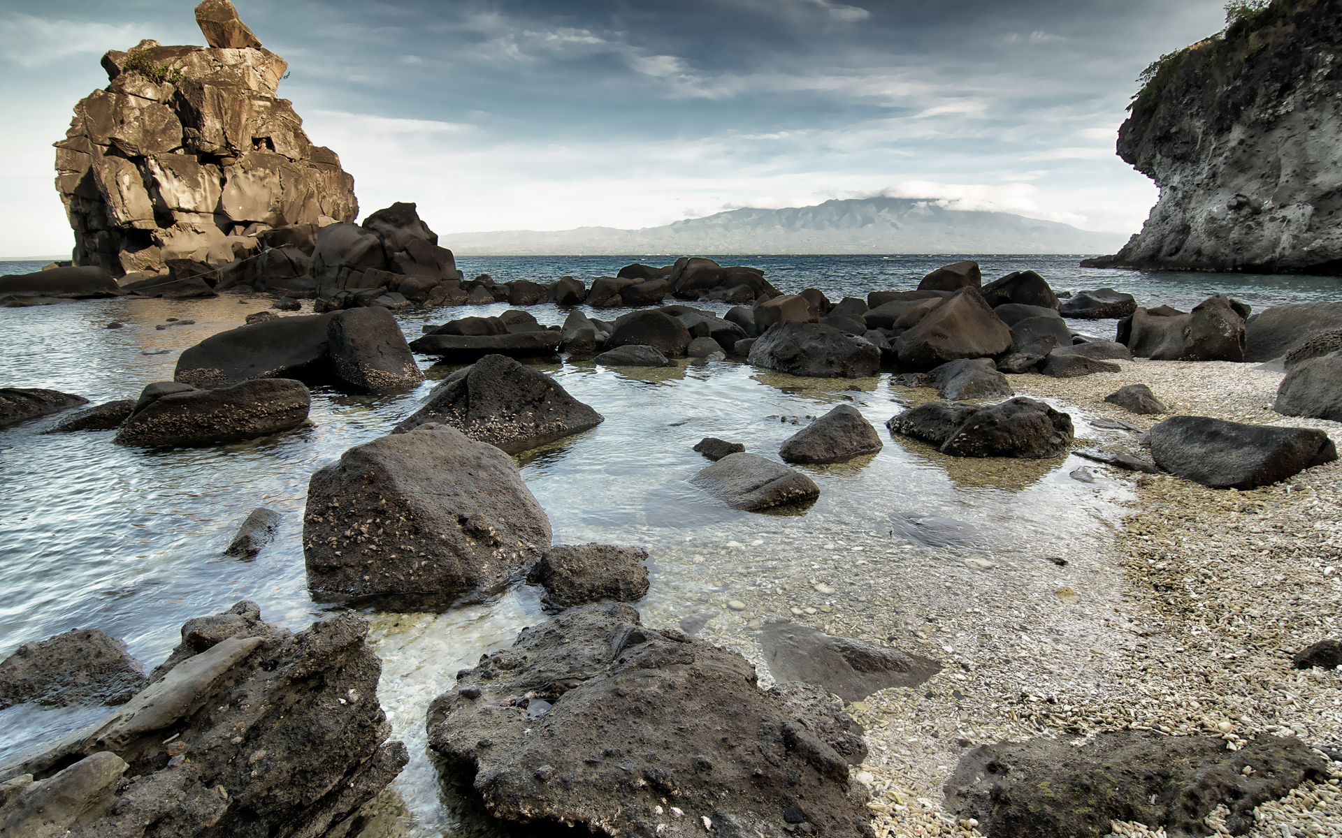 берег моря камни
