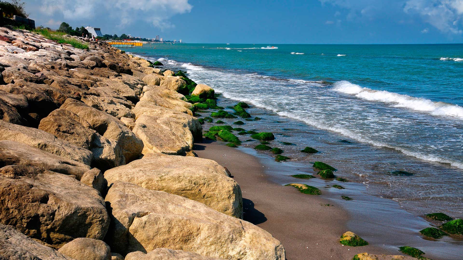 камни у берега моря