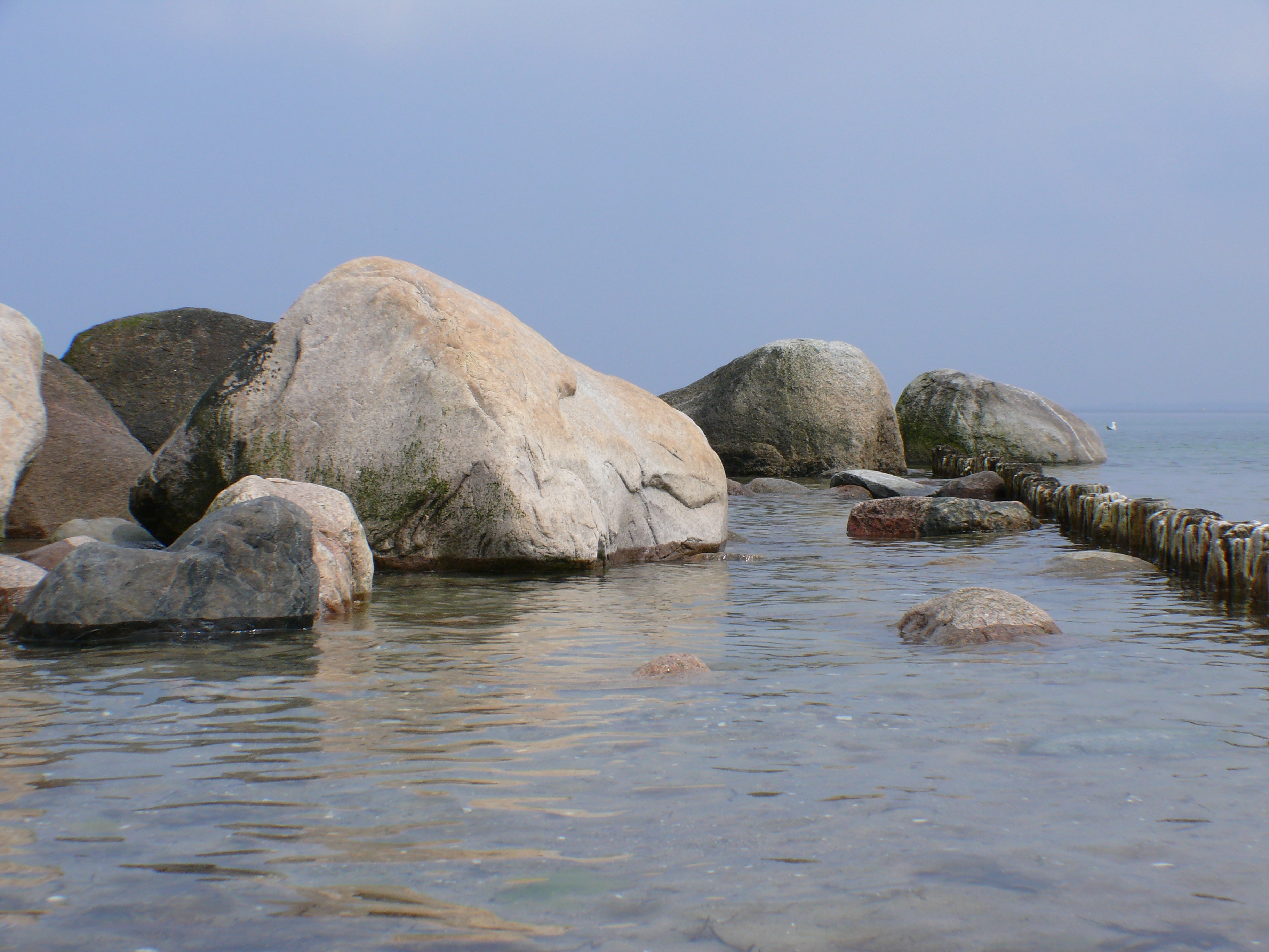 камни у берега моря