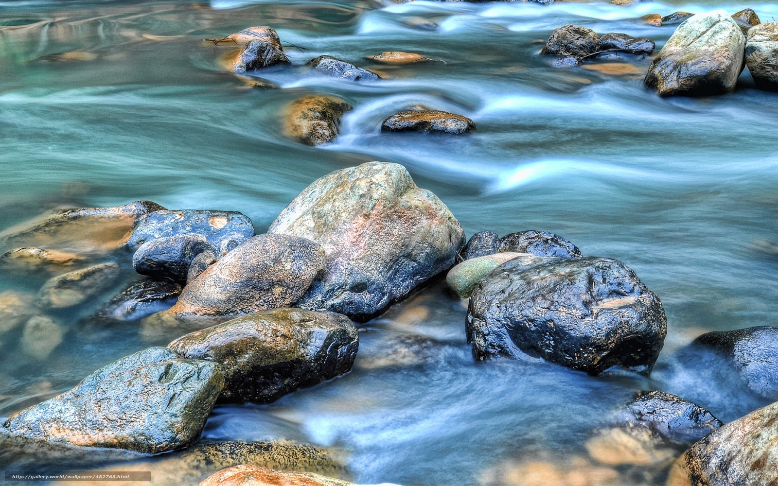 Камень из бегущей воды. Речка Каширка камни. Валун в воде. Камни в реке. Вода река.