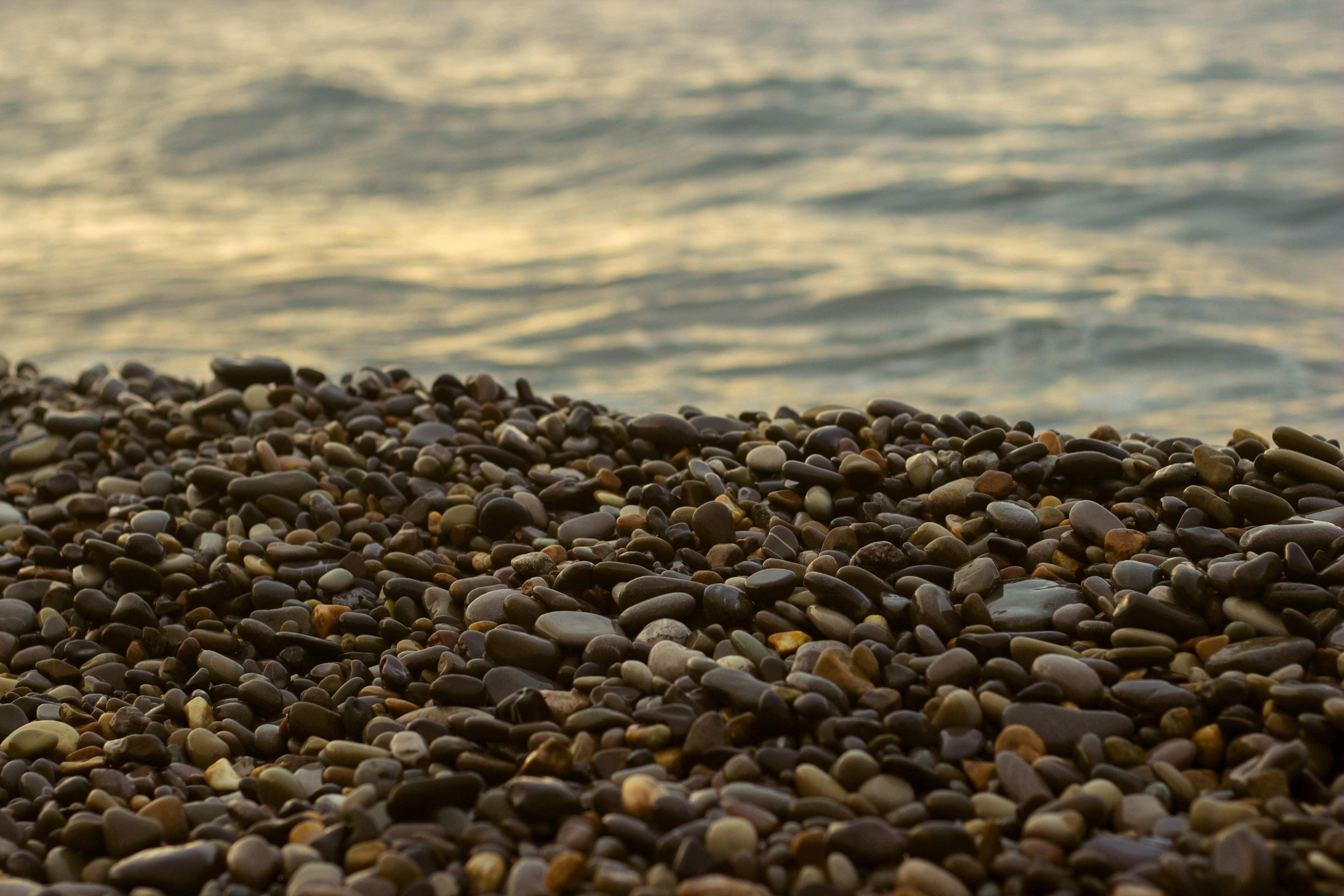 Камни на пляже
