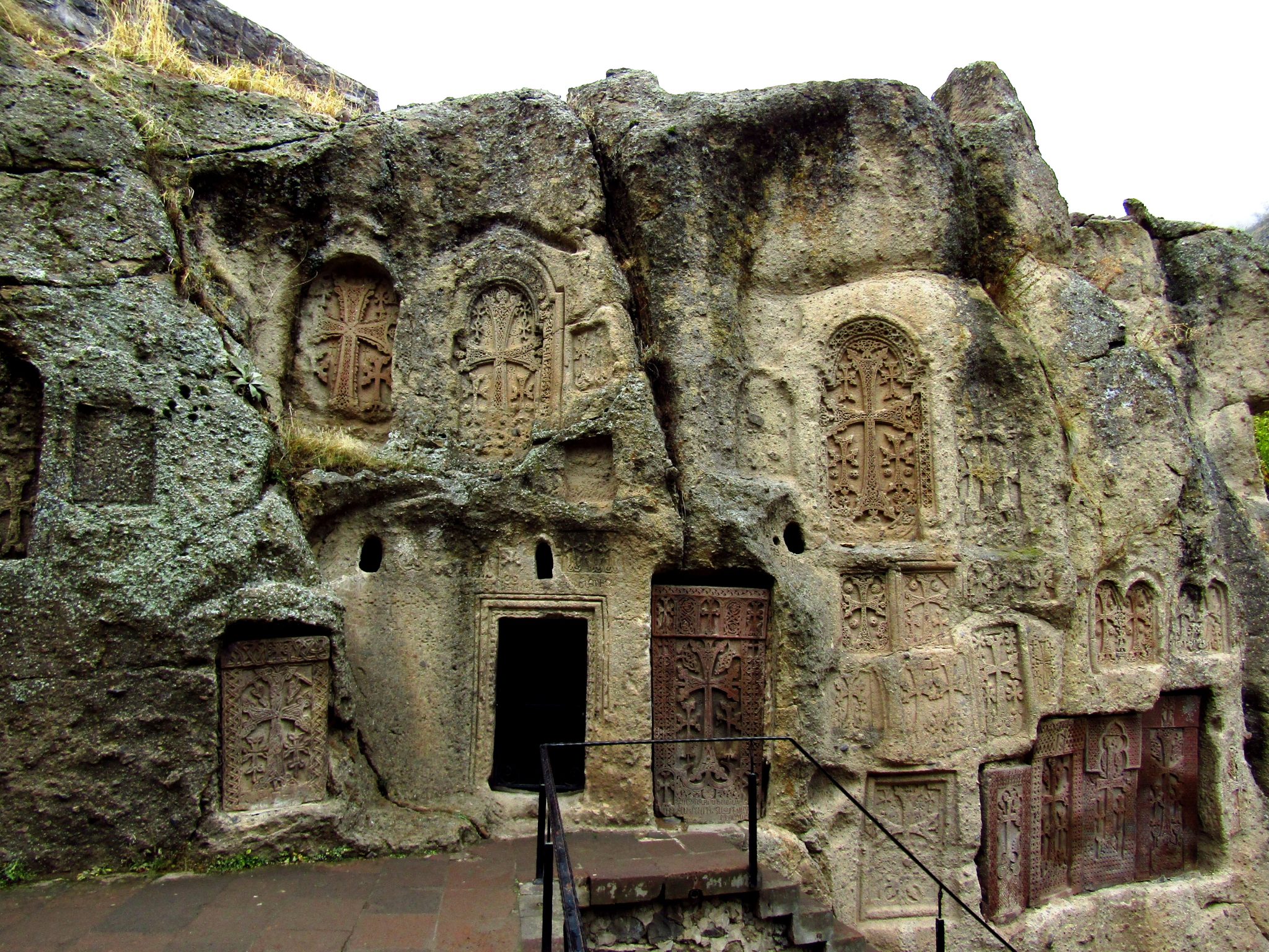 Гегард монастырь в скале
