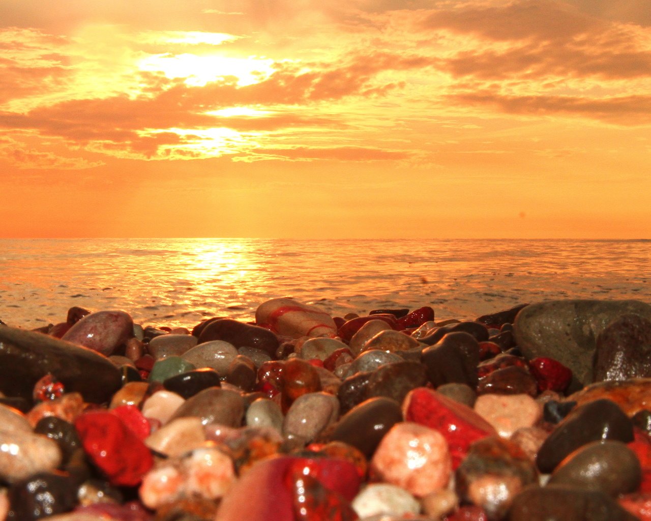 морские камушки на берегу