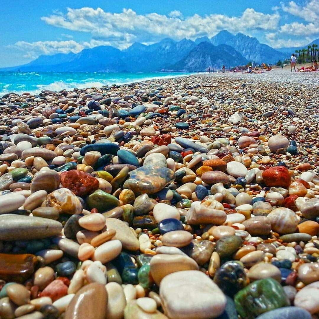 Цветные камни на пляже