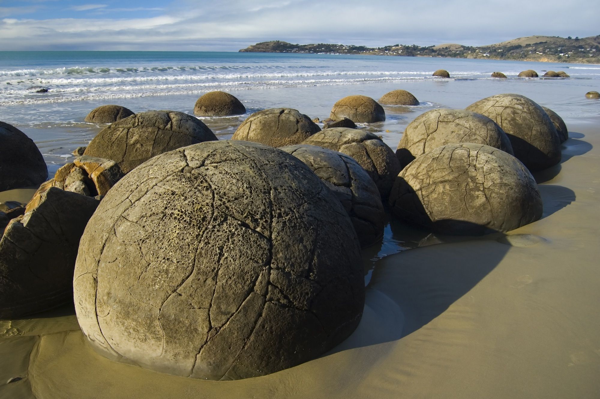 Загадочный шар в океане. Валуны Моераки. Каменные шары Моераки. Загадочные валуны Моераки. Моераки новая Зеландия.