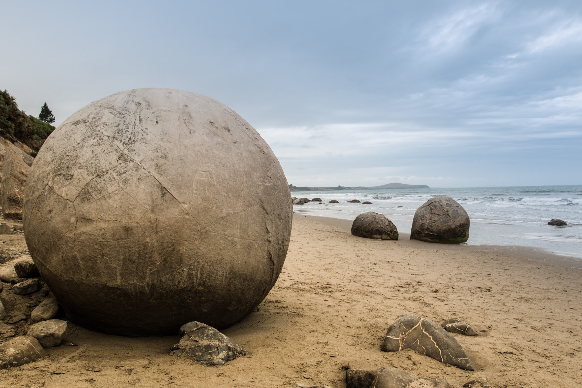 Фото округлое. Валуны Моераки, новая Зеландия. Круглые камни острова Чамп. Круглый камень. Каменные шары.