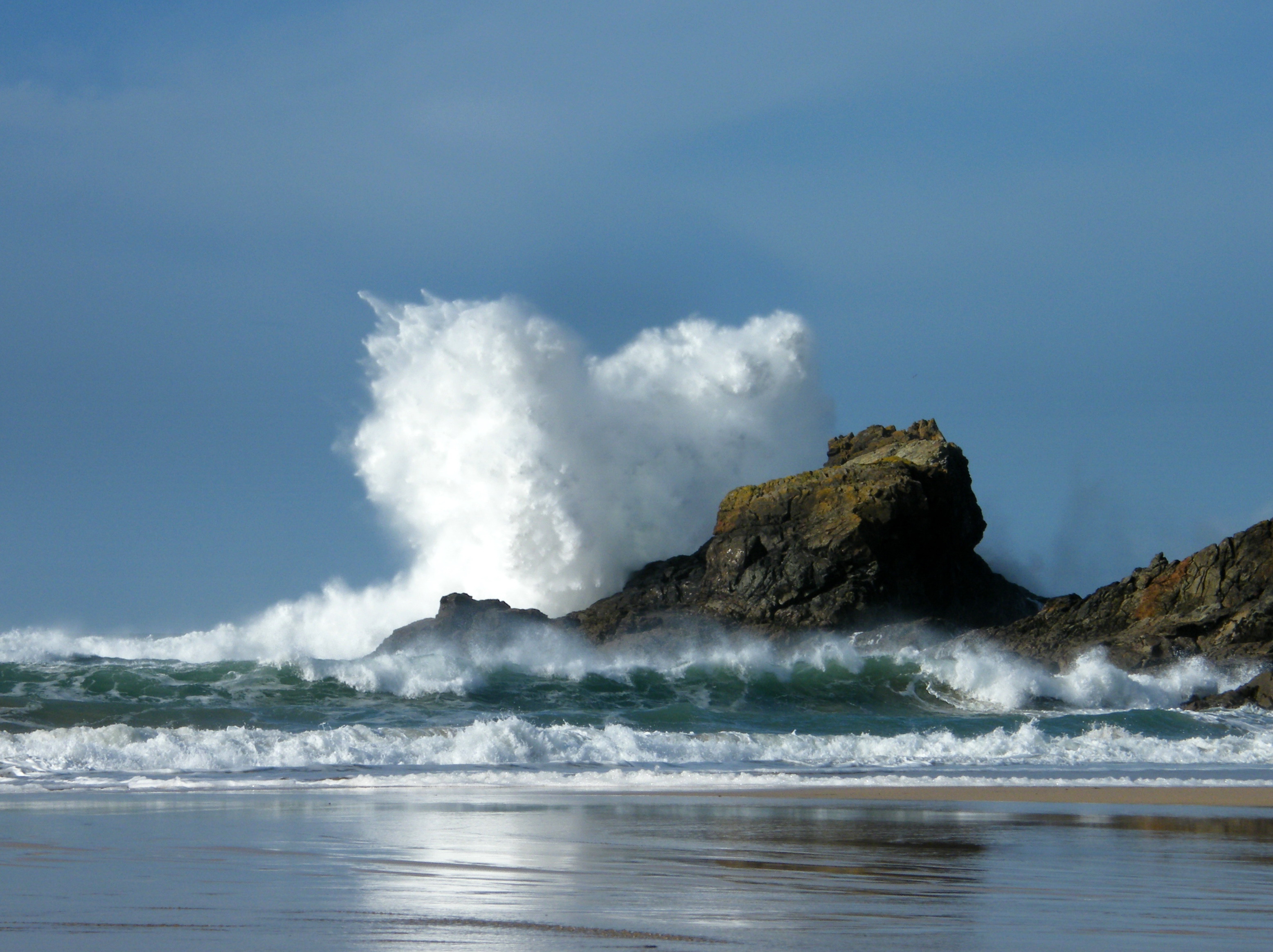 Разбиваются о берег. Море Утес шторм. Море волны скалы. Волны бьются о камни. Волны разбиваются о скалы.