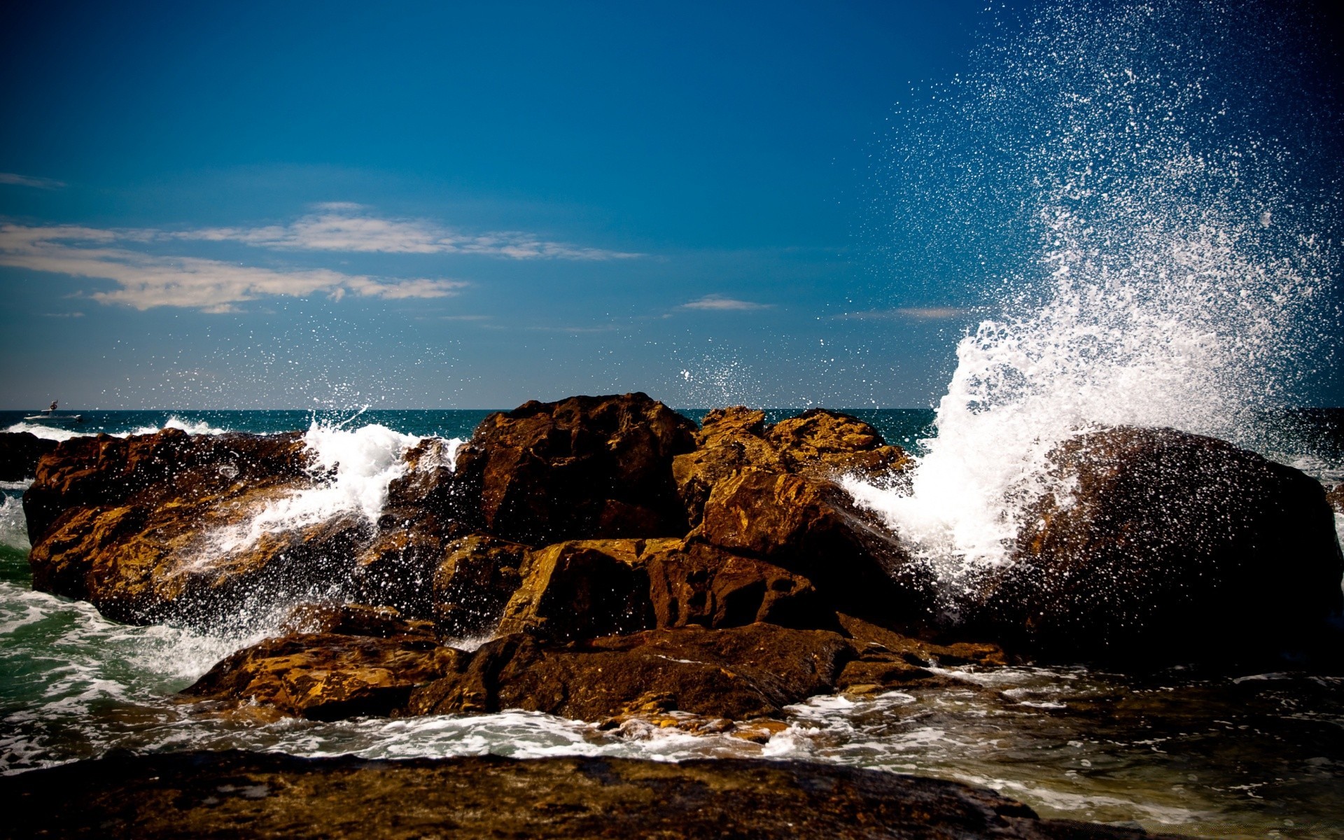 Разбиваются о берег. Волны. Волны бьются о камни. Море камни волны. Море волны скалы.