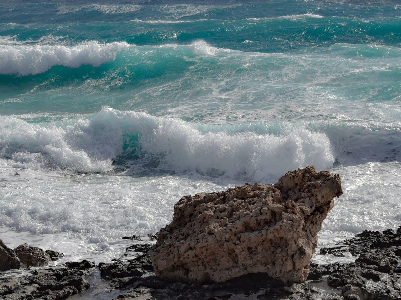 Берег моря с волной на камни