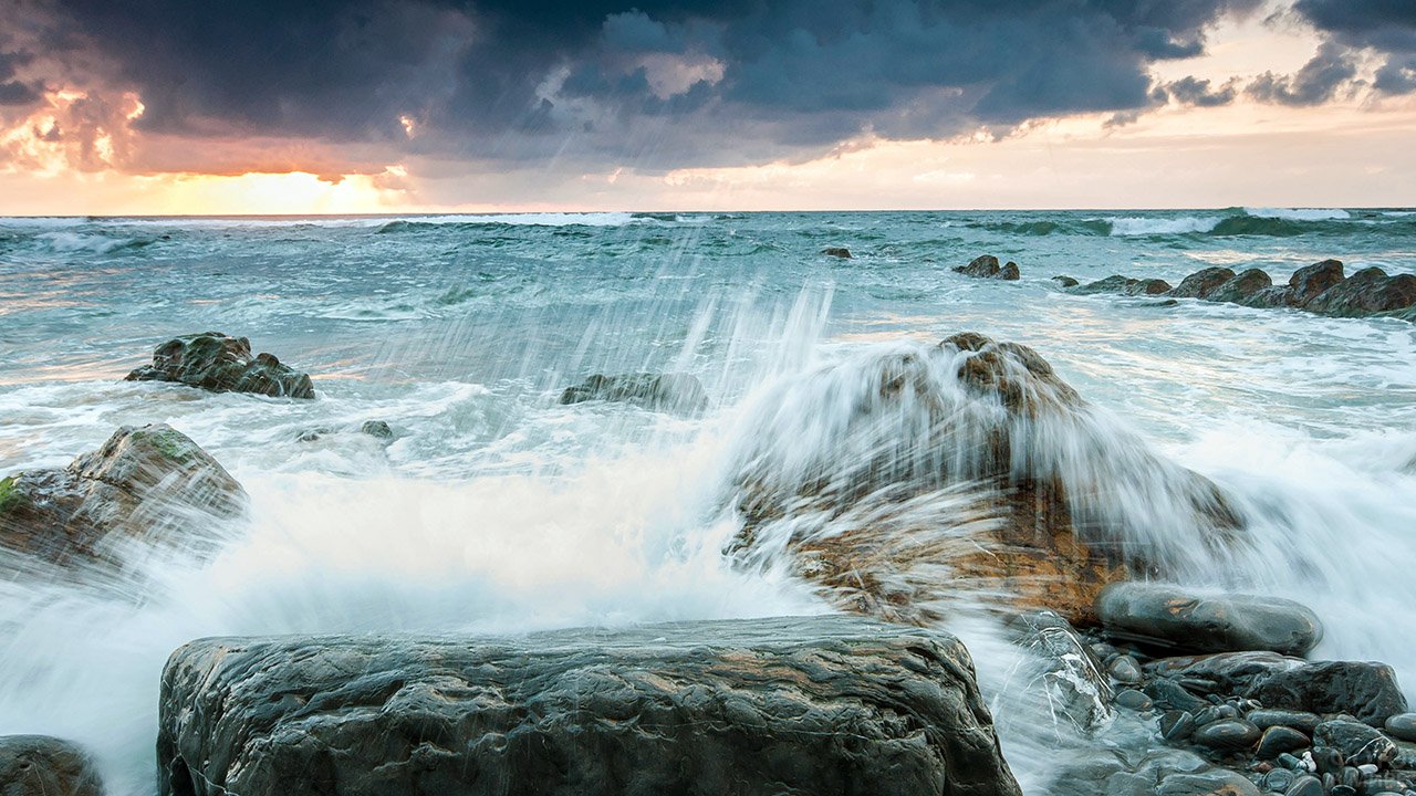 Камни и море шторм