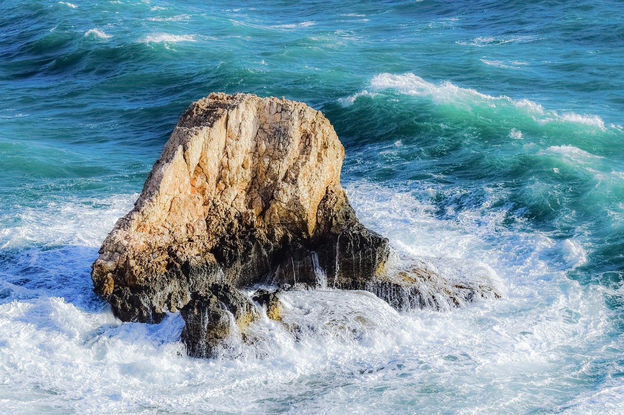Море камни волны
