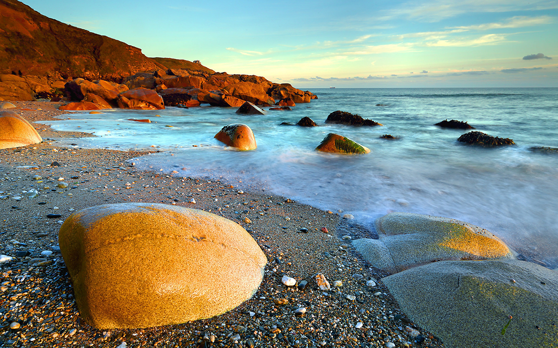 Камни у моря