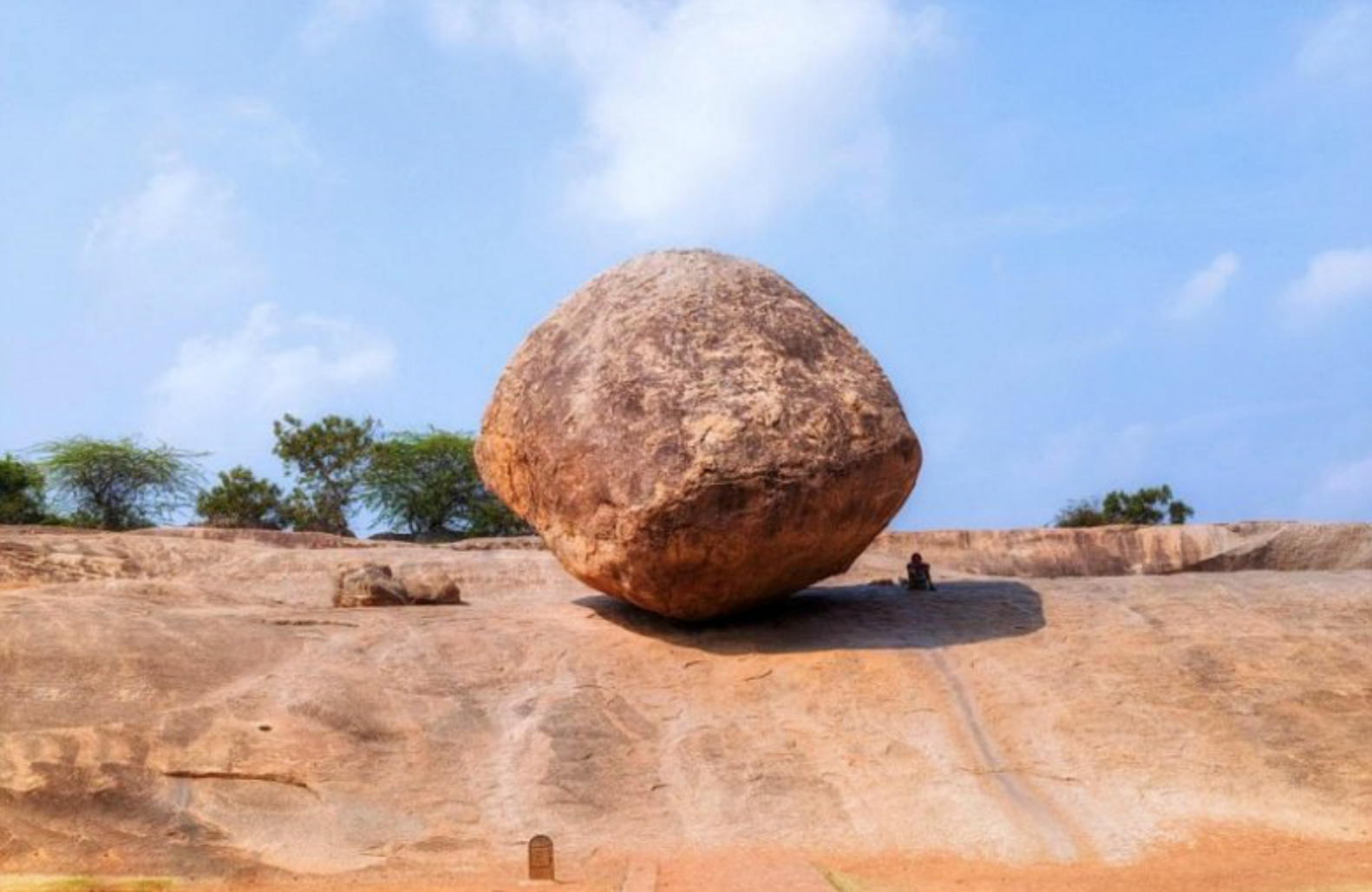 Камень находящийся на воздухе. Камень Кришны в Махабалипурам. Масляный шар — камень Кришны. Индия. Махабалипурам валун. Масляный шар Кришны в Махабалипураме Индия.