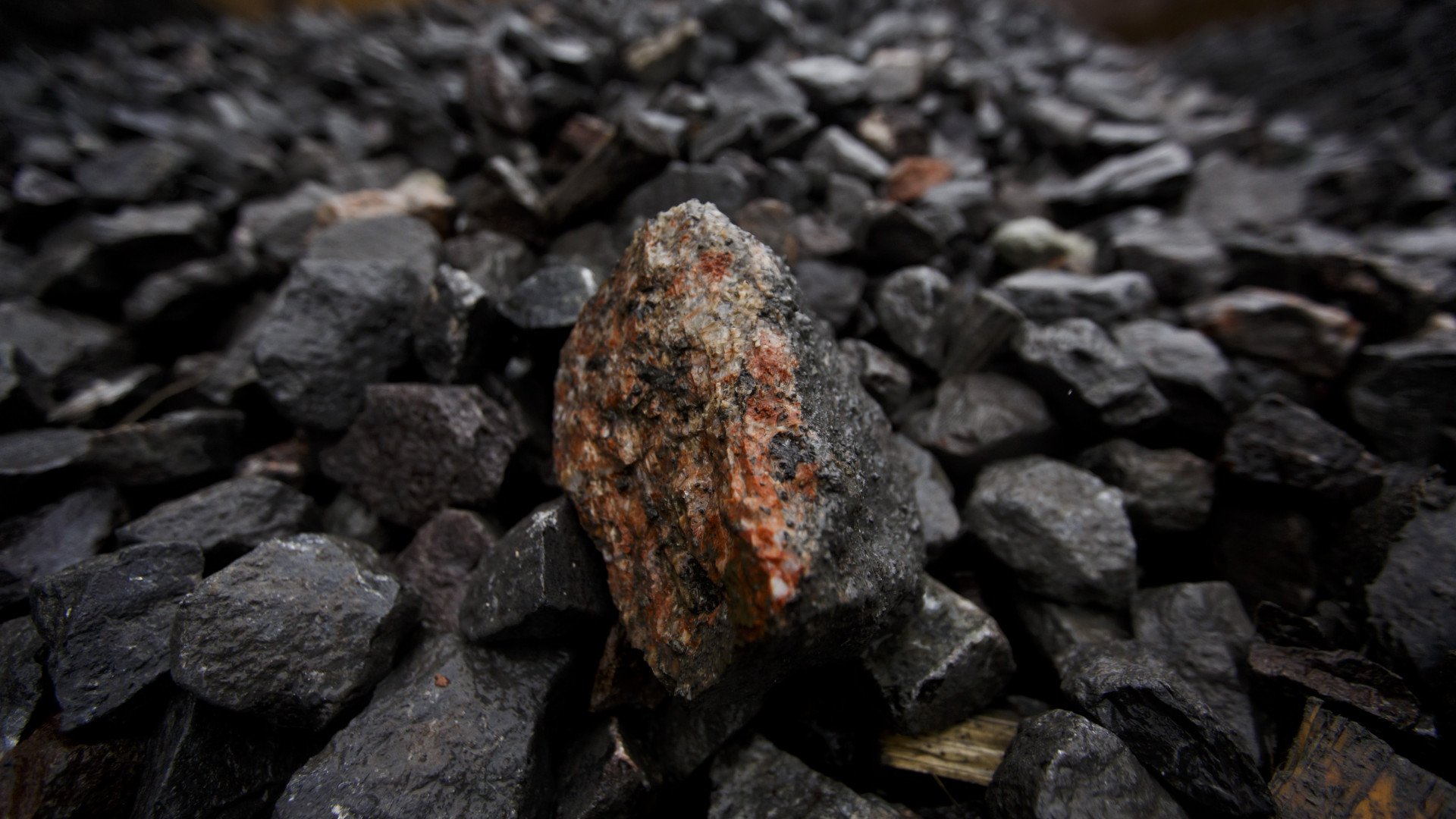 Как выглядит урановая руда в природе фото