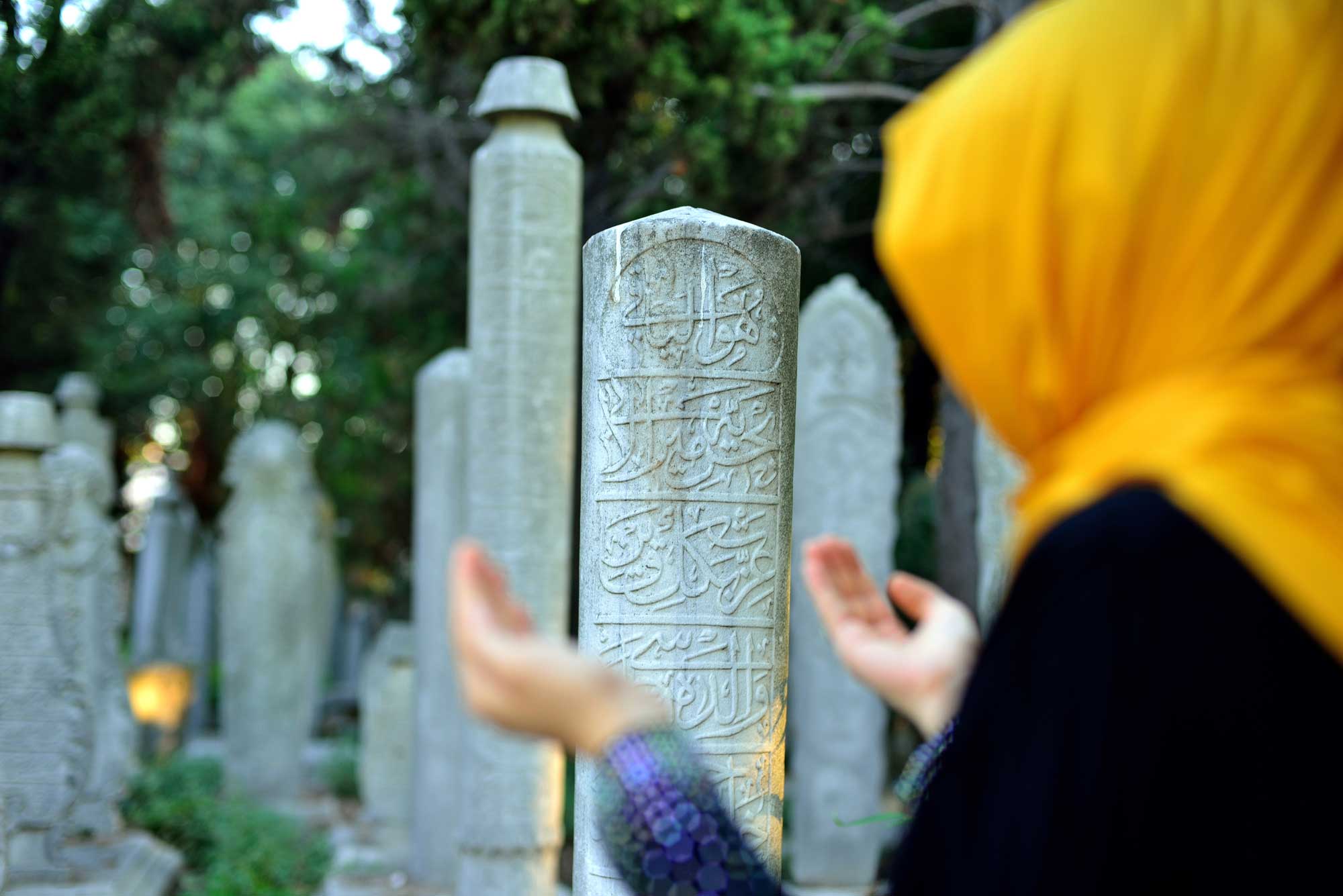 Мусульманка на кладбище