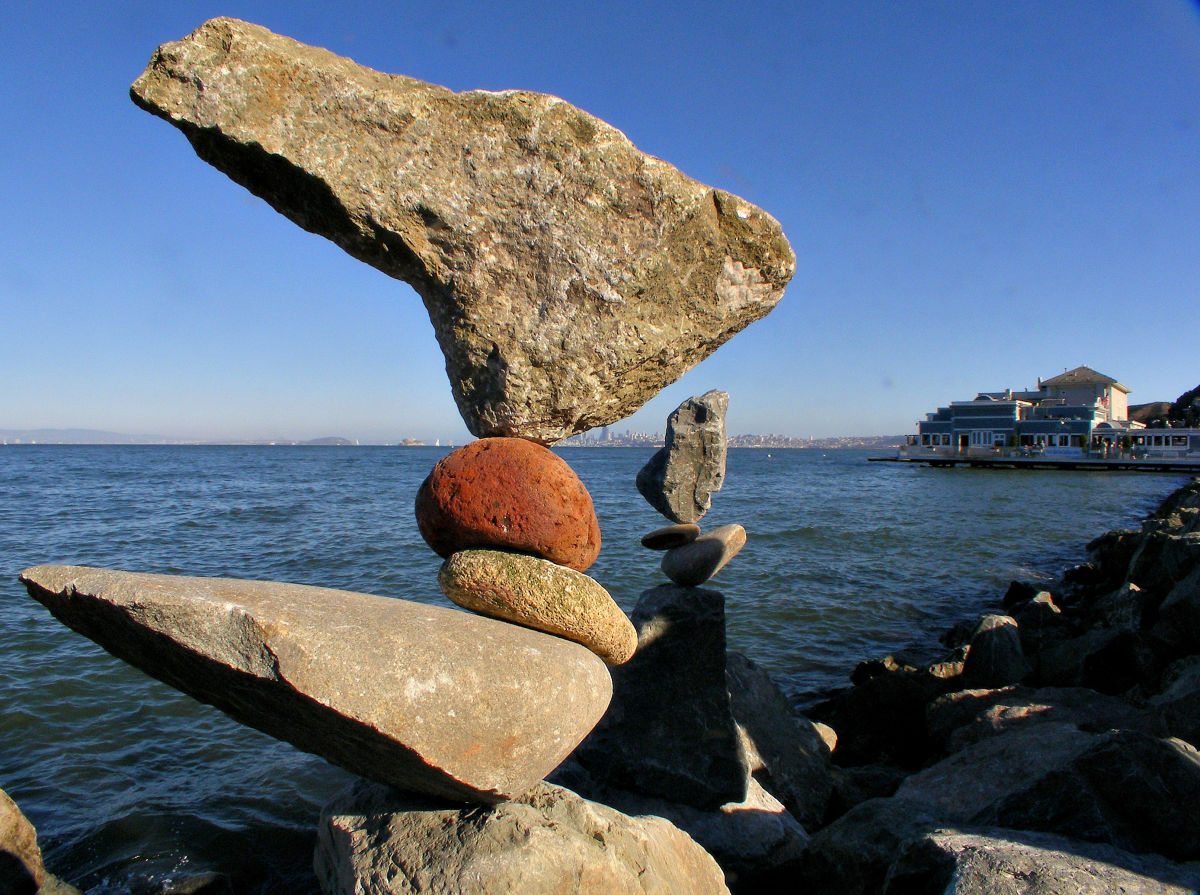 Равновесие фото. Кисловодск камни равновесие. Балансирующие камни Зимбабве. Равновесие из камней. Скульптуры из камней равновесие.