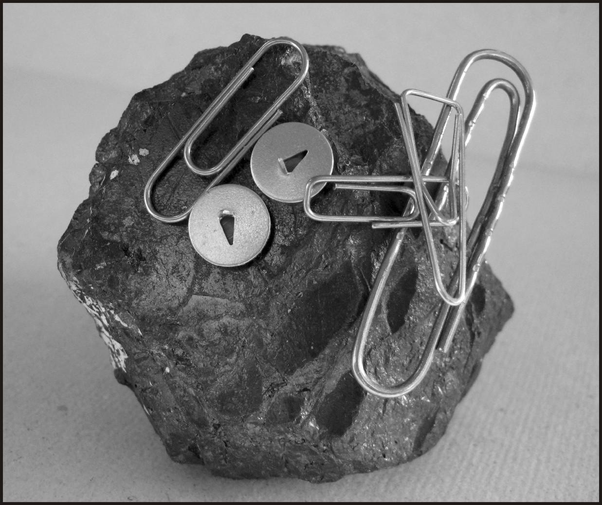 Притяжение металлов. Магнетит магнитный Железняк. Камень магнит Железняк. Камень который притягивает магнит. Металлические предметы.