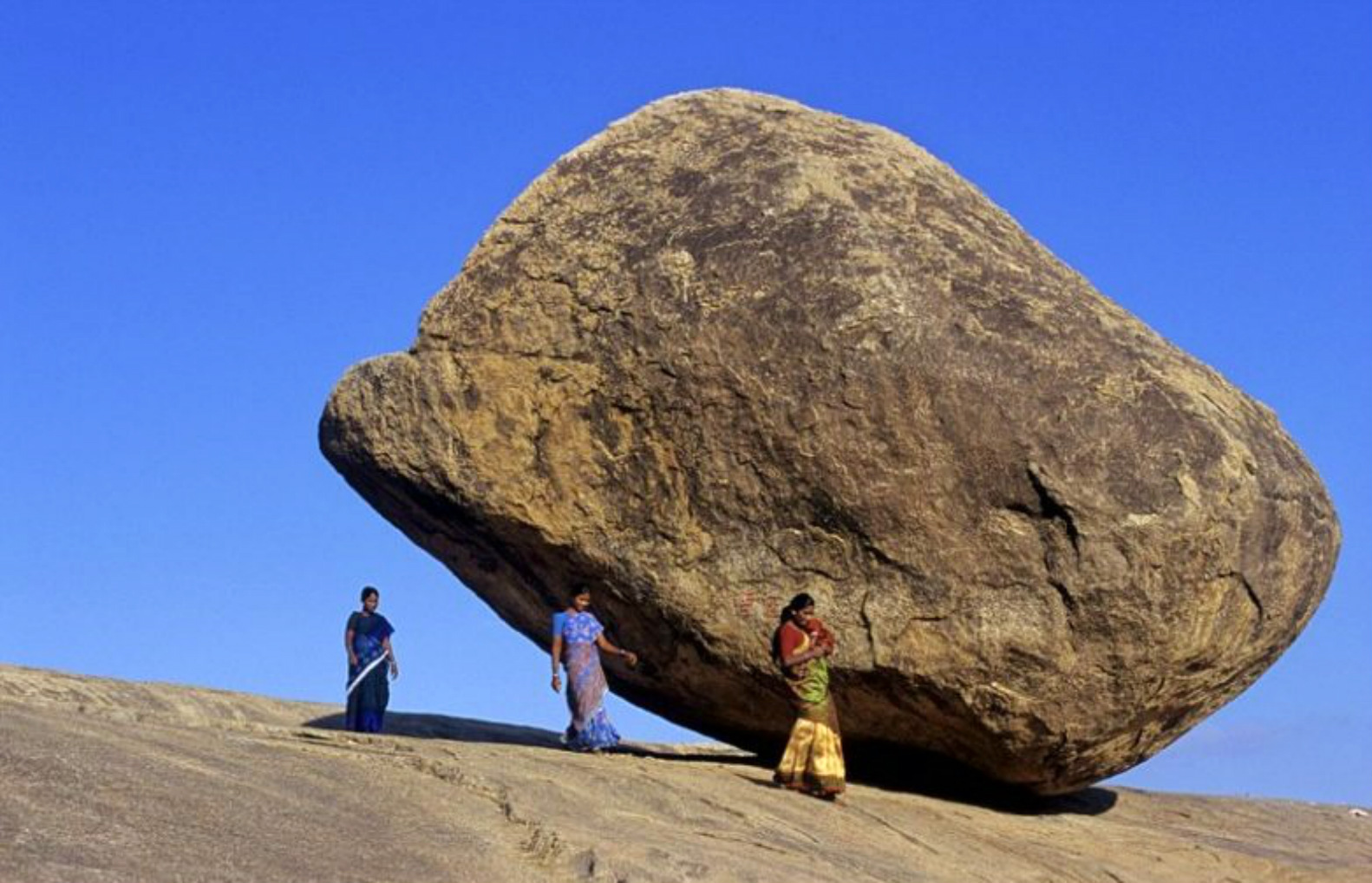 Камень находящийся на воздухе. Камень Куммакиви. Гигантский камень. Самый большой валун. Самый большой булыжник.