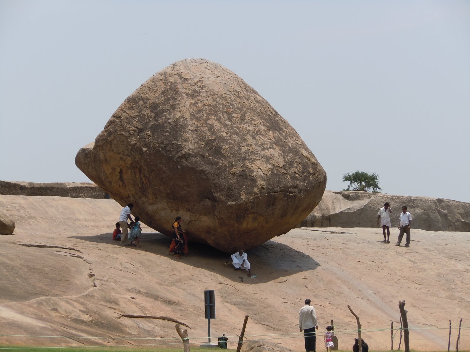 Индийский балансирующий камень (Махабалипурам)