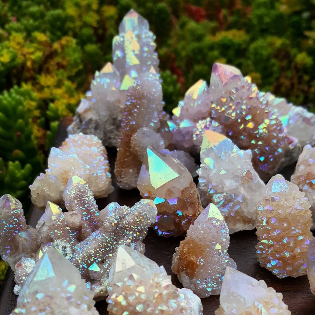 Crystals 24. Самоцветы минералы. Кварц Радужный Кристалл. Кристаллы драгоценных камней. Кристаллы в природе.