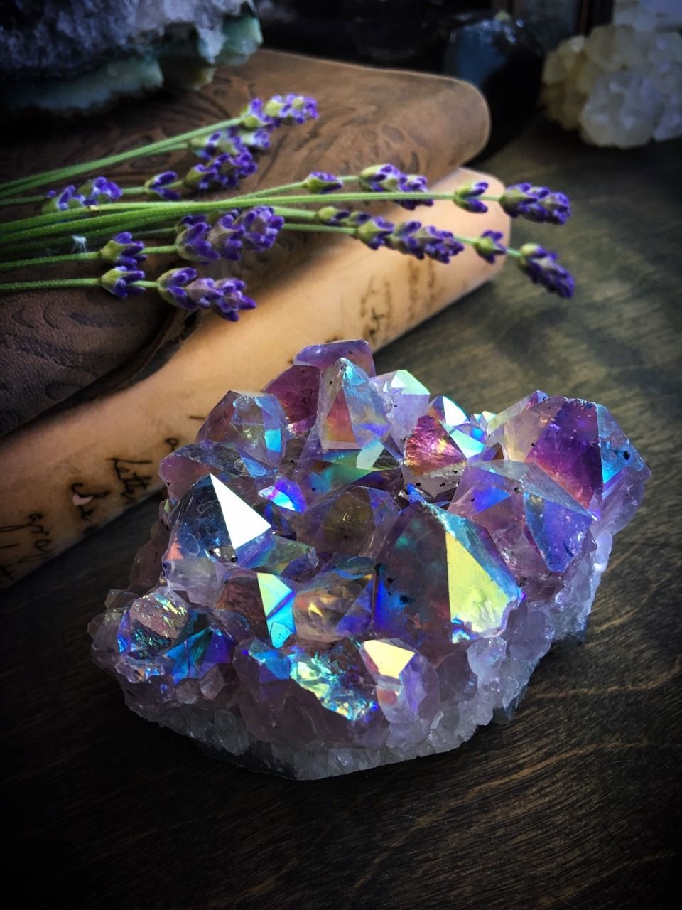 Сильный магический камень. Камни минералы Самоцветы. Флюорит камень друза. Красивые Кристаллы. Живые Кристаллы.