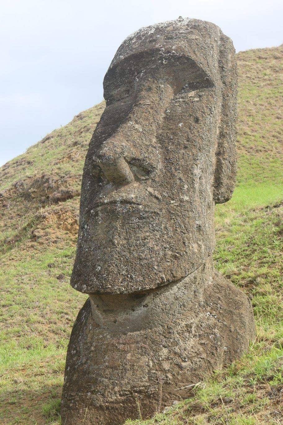 Камень пон. Моаи, остров Пасхи смайлик. Каменные статуи острова Пасхи. Истуканы острова Пасхи Смайл. Статуи Моаи.