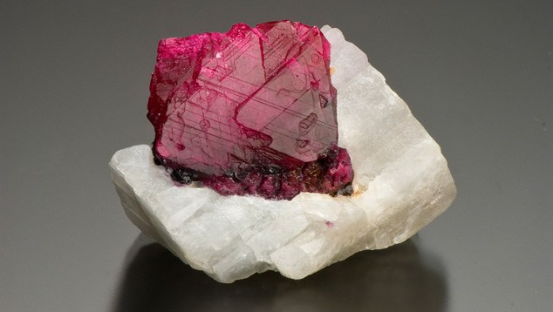 Корунд-Рубин минерал