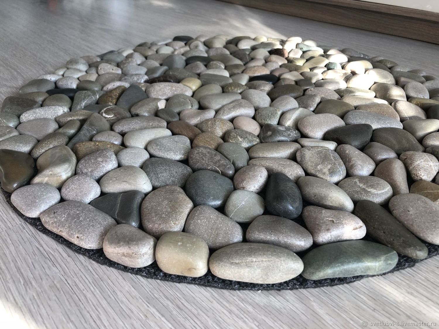 Самодельные камни. Галька в интерьере. Морские камни в интерьере. Галька в саду. Декоративный морской камень.