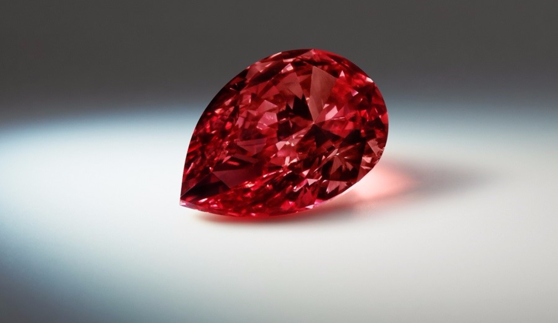 Большой красивый камень. Рубин (красный и малиновый Корунд),. Рубиновый Алмаз.