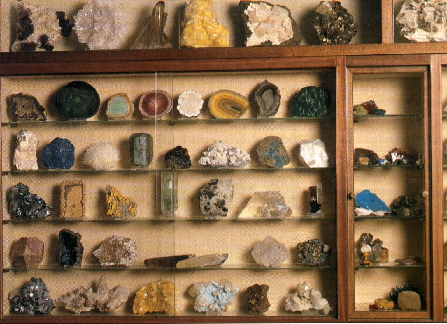 Dlya collection. Стеллаж для коллекции камней. Полочки для коллекции камней. Стеллаж для коллекционирования минералов. Коллекция минералов.