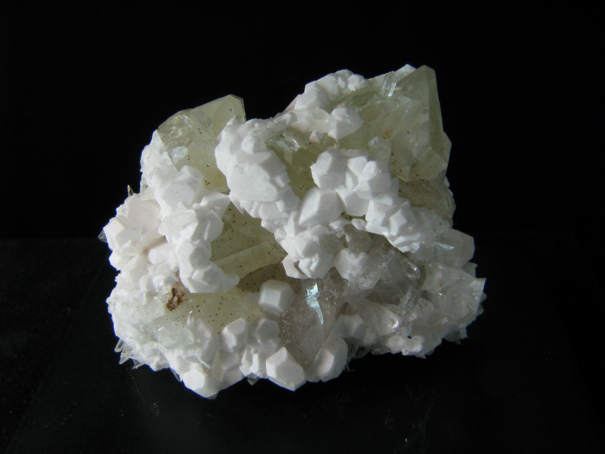 Пектолит камень. Датолит кальцит. Апофиллит минерал. Датолит минералы Дальнегорск. Пектолит минерал.