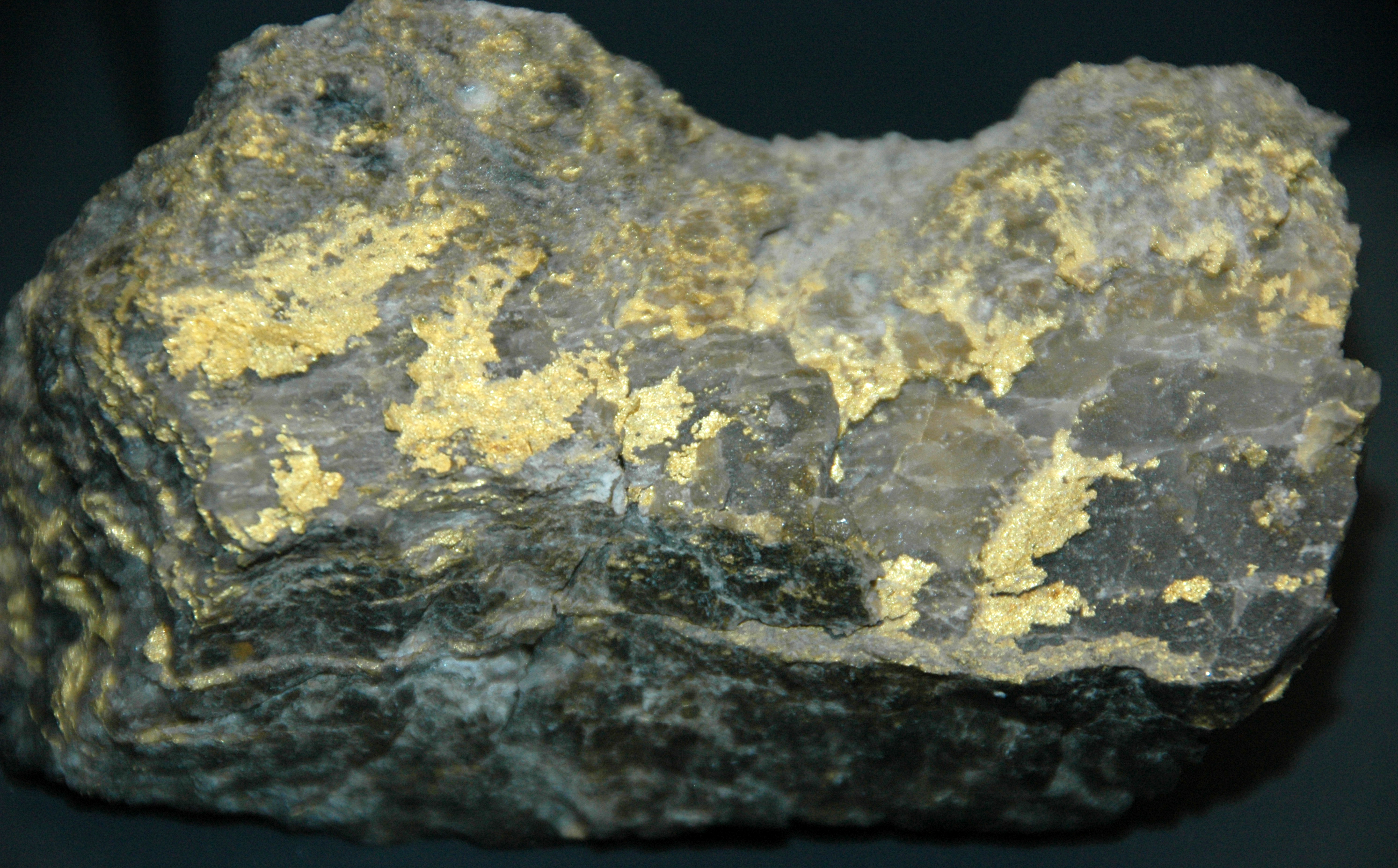 Золото из угля. Кварц-золото-сульфидная руда. Золото кварц сульфидная формация. Кварц сульфидная руда. Кварц сульфидная золотосодержащая руда.
