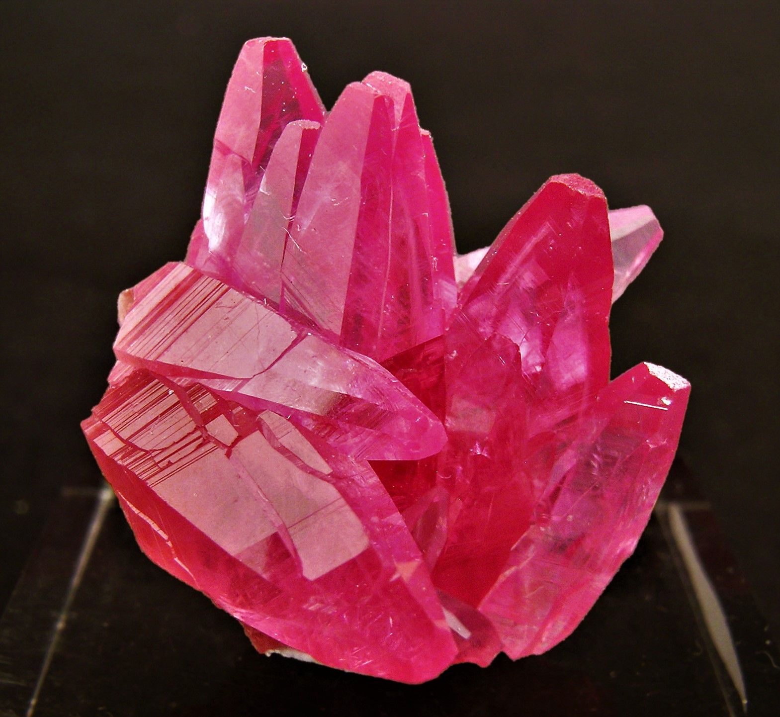 Розовый камень родохрозит