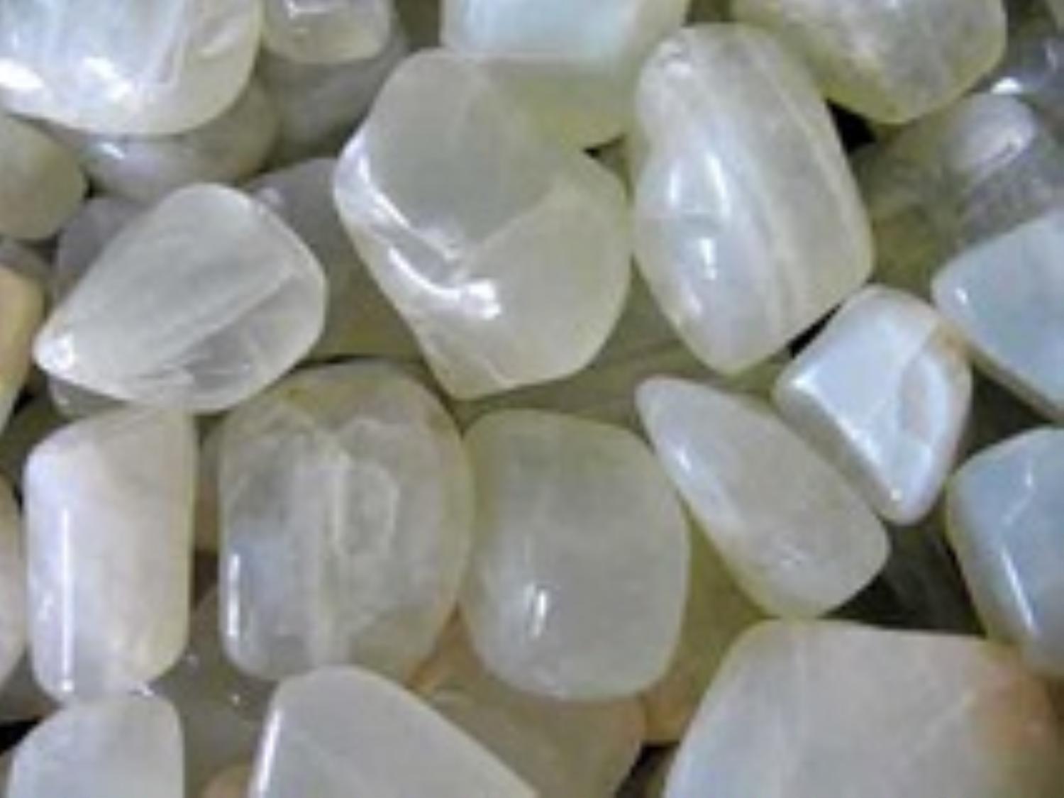 Серо-белый камень полупрозрачный