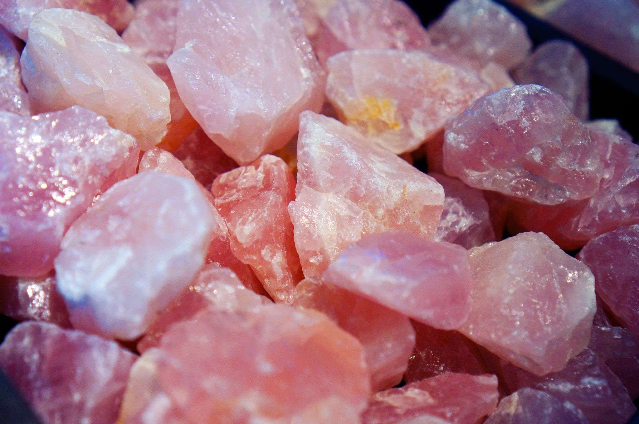 Розово белый камень. Розовый кварц минерал. Ископаемое кварц розовый. Розовый кварц Кристалл.