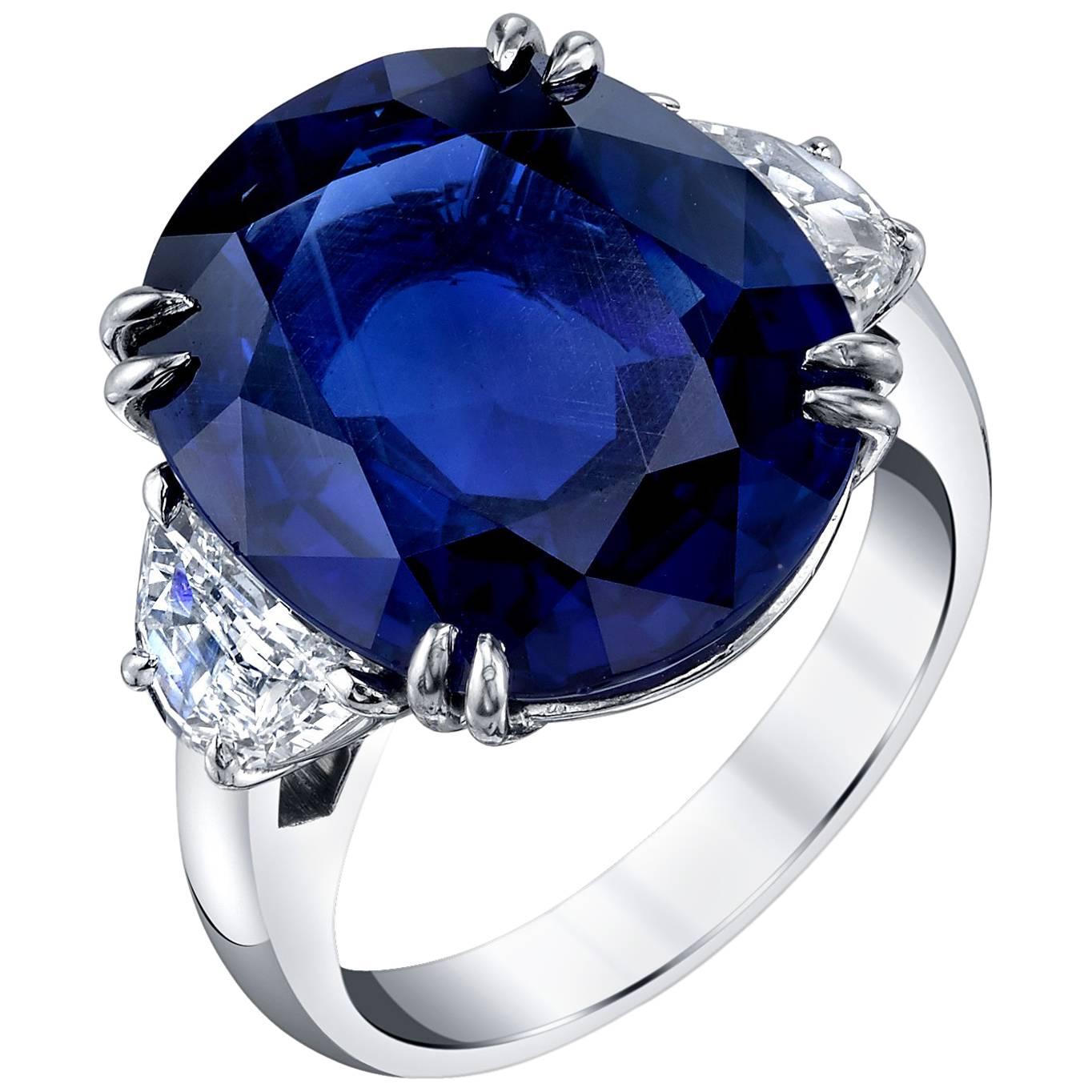 Первый сапфир. Цейлонский сапфир. Синий сапфир камень. Синий камень ювелирный. Темно-синий камень драгоценный.