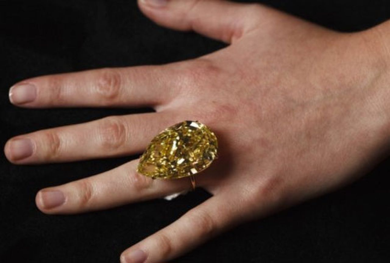 Инвестирование в драгоценности first class diamonds. Бриллианты в 110 карат. Золотое кольцо с самородком.