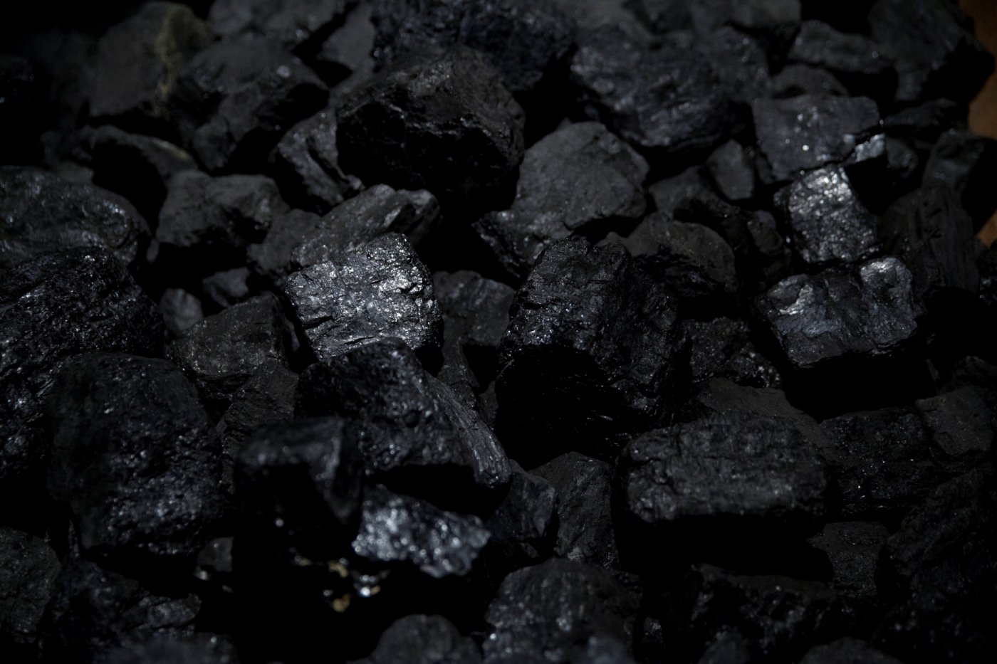 Каменный уголь дерево. Уголь. Каменный уголь. Текстура угля. Черный уголь.