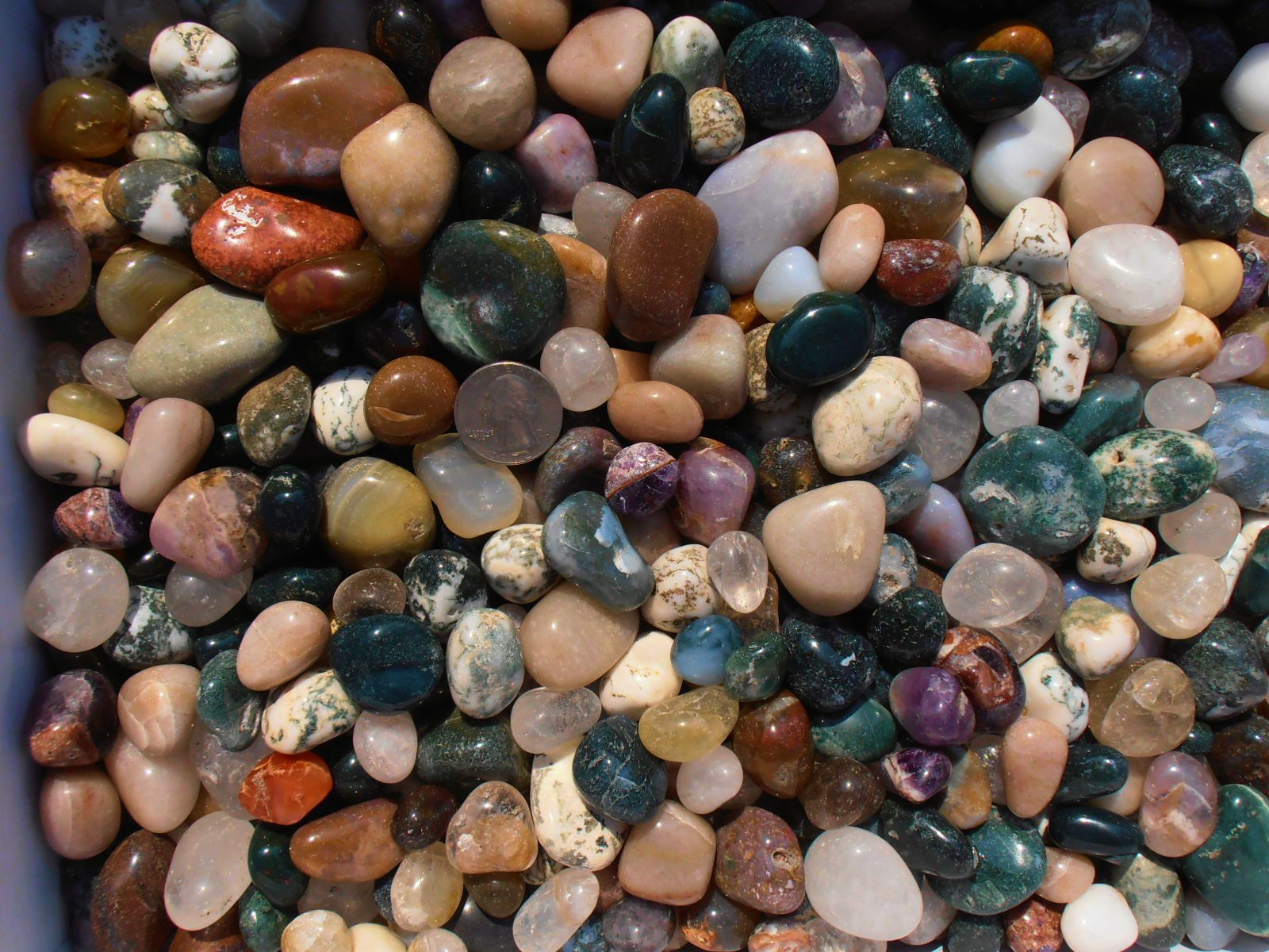 Галька виды. Разноцветные камни. Разноцветные камушки. Природный камень. Разноцветный полудрагоценный камень.
