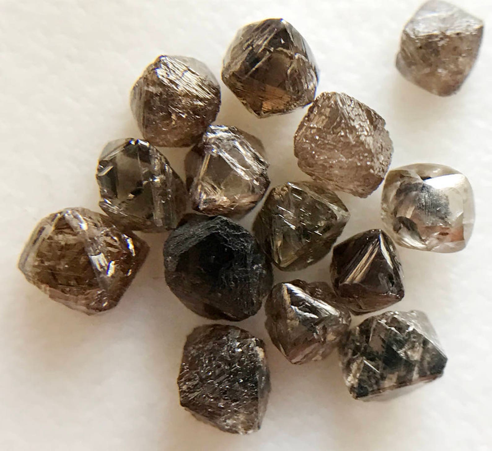Природные алмазы россии. Алмаз неограненный камень. Камень самородок Алмаз. Кристал диамонд. Алмаз камень необработанный.