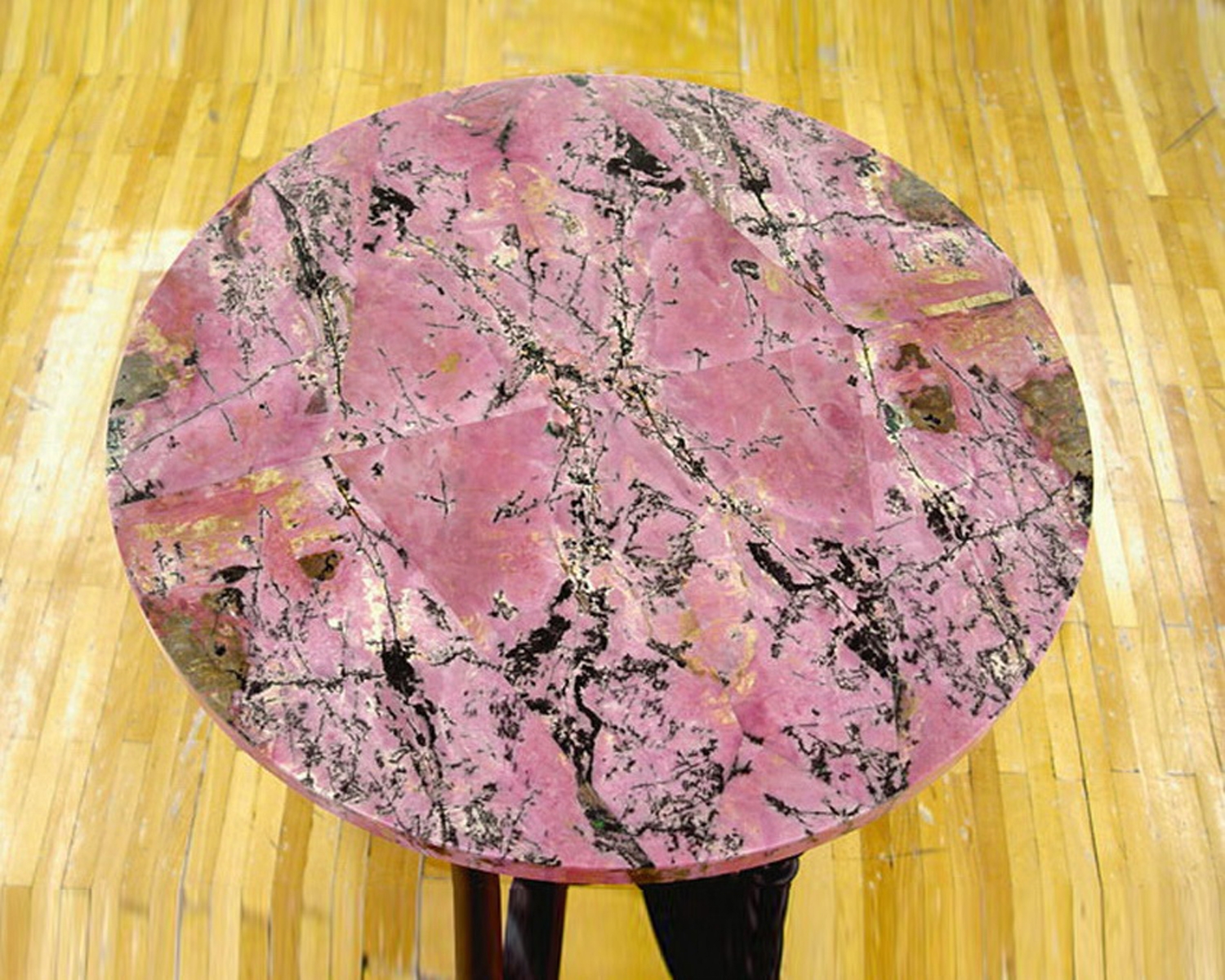 Как называют многоцветные яшмы напоминающие картины. Яшмовый мрамор камень. Камни родонит яшма. Яшма камень слэб. Розовый агат слэб.