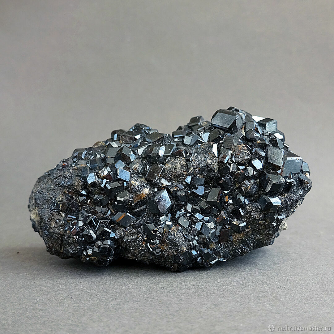 Гранат андрадит Меланит. Андрадит (Меланит), 3,5х3 см. Меланит камень. Камни гагат Меланит Мореон.