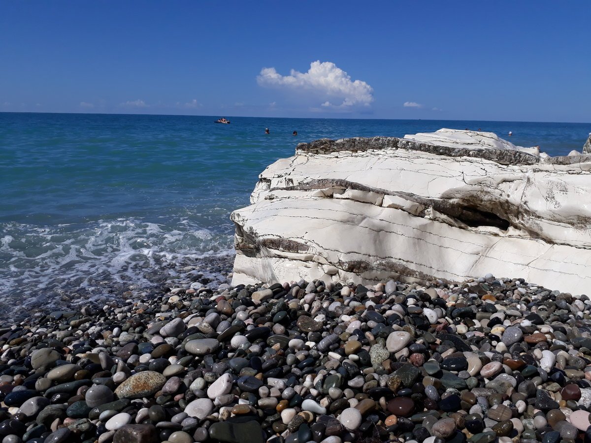 Пляж белые скалы в абхазии